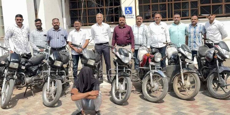 जळगाव पोलिसांची धडाकेबाज कारवाई! सराईत दुचाकी चोरट्याला अटक, १० मोटारसायकली जप्त