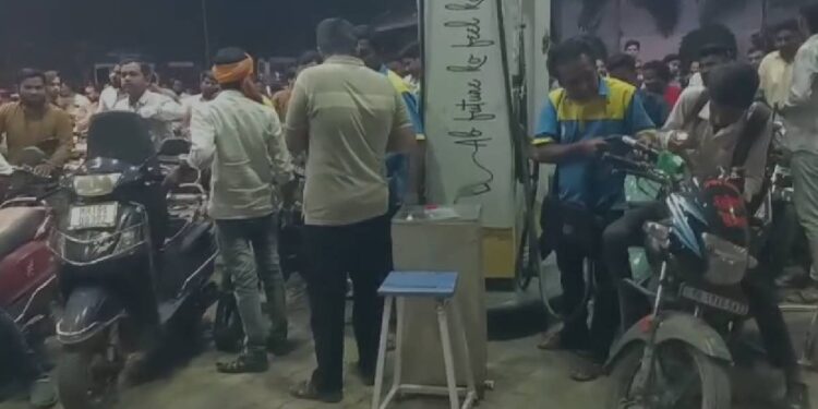 जळगाव मध्ये पेट्रोल संपल्याच्या अफवा; पंपांवर वाहनधारकांची मोठी गर्दी, प्रशासनाने दिले स्पष्टीकरण