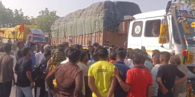 वाकोदजवळ भीषण अपघातानंतर संताप उसळला! बसची बैलगाडीला धडक, ग्रामस्थांचा रास्ता रोको