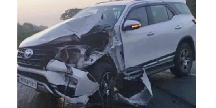 महाराष्ट्रातील काँग्रेस खासदाराच्या कारचा भीषण अपघात