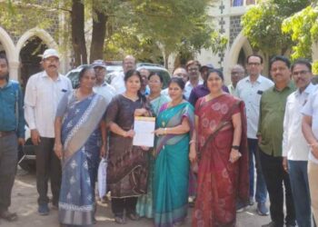 वडगावपान येथील ॲसिड हल्ल्याचा सुवर्णकार समाजाकडून तीव्र निषेध; जिल्हाधिकाऱ्यांना निवेदन