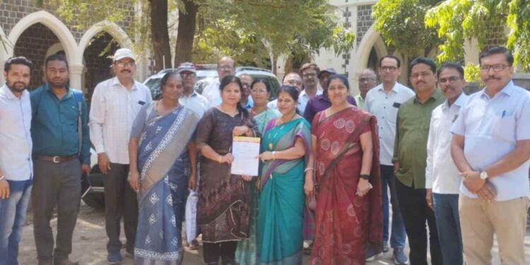 वडगावपान येथील ॲसिड हल्ल्याचा सुवर्णकार समाजाकडून तीव्र निषेध; जिल्हाधिकाऱ्यांना निवेदन