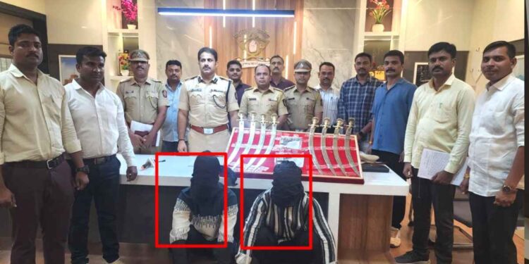 खून प्रकरणातील गुन्हेगारासह साथीदार पोलिसांच्या जाळ्यात ; दोन पिस्तूल व ८ तलवारी जप्त !