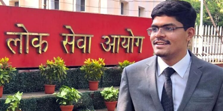जळगाव जिल्ह्याचा मान उंचावला! आकाश त्रिवेदीची UPSC मध्ये दमदार कामगिरी