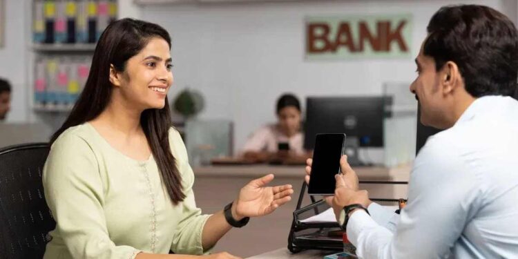 बँकेत सरकारी नोकरी मिळविण्याची संधी; शेकडो पदांसाठी भरती, कसा कराल अर्ज?