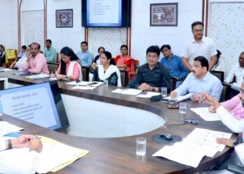 Jalgaon : दिव्यांग कल्याण योजनांचा जिल्हाधिकाऱ्यांनी घेतला आढावा ; कर्णबधीर विद्यार्थ्यांना कर्णयंत्रांचे वितरण