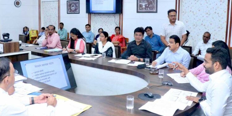 Jalgaon : दिव्यांग कल्याण योजनांचा जिल्हाधिकाऱ्यांनी घेतला आढावा ; कर्णबधीर विद्यार्थ्यांना कर्णयंत्रांचे वितरण