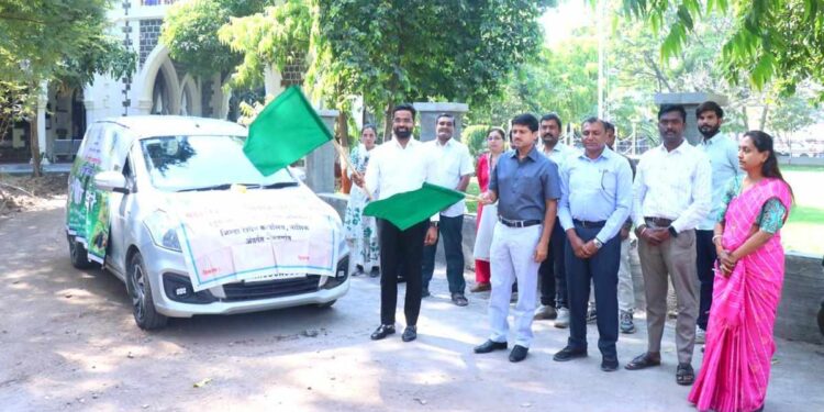 तुती लागवड व रेशीम उत्पादन वाढीसाठी जनजागृती रथाचे जिल्हाधिकारी यांच्या हस्ते उद्घाटन