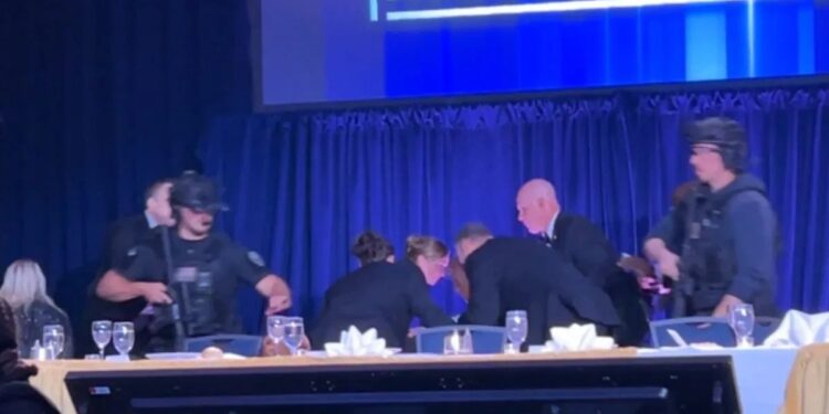 डोनाल्ड ट्रम्पवर गोळीबाराचा थरार! भाषण सुरू असतानाच हल्लेखोराचा गोळीबार, जगात खळबळ