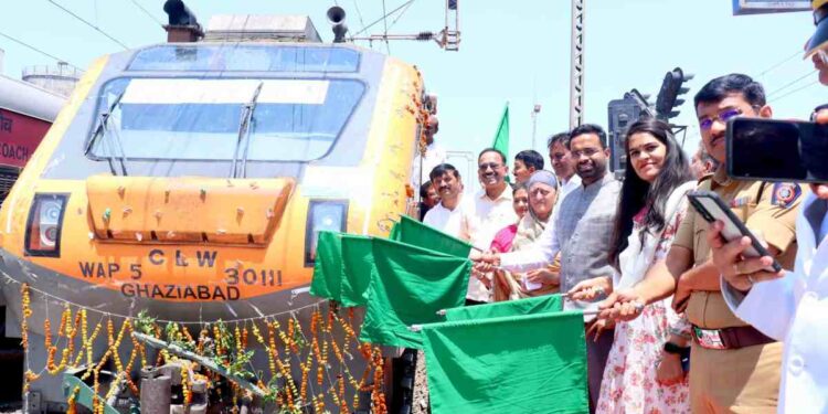 अमृत भारत एक्सप्रेसचा भुसावळ व जळगाव येथे शुभारंभ