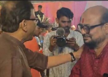 कट्टर विरोधक एकाच मंचावर! राऊत-पाटील भेटीने लग्नसोहळ्यात रंगली राजकीय चर्चा