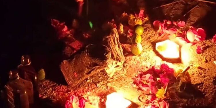 अघोरी विधी अन् गुप्तधनाचे आमिष; जळगावात महिला ग्राफिक डिझायनरची १२ लाखांची फसवणूक, आरोपी दांपत्य फरार