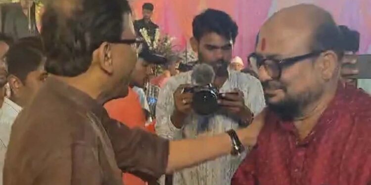 कट्टर विरोधक एकाच मंचावर! राऊत-पाटील भेटीने लग्नसोहळ्यात रंगली राजकीय चर्चा