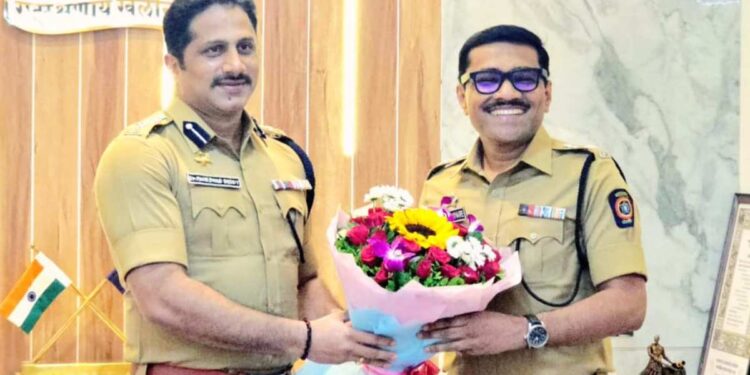 जळगावच्या पोलीस अधीक्षकपदी श्रीकांत ढीवरे रुजू; डॉ. महेश्वर रेड्डींकडून स्वीकारली सूत्रे