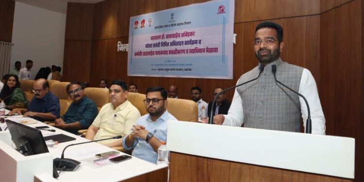 संविधानाचा मार्ग स्वीकारून सामाजिक समता साध्य करावी – जिल्हाधिकारी रोहन घुगे