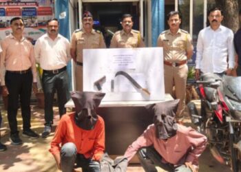 जळगाव पोलिसांचा थरार! फिल्मी स्टाईल पाठलाग करून दोघांना केलं जेरबंद; गावठी कट्टा अन् कोयता जप्त