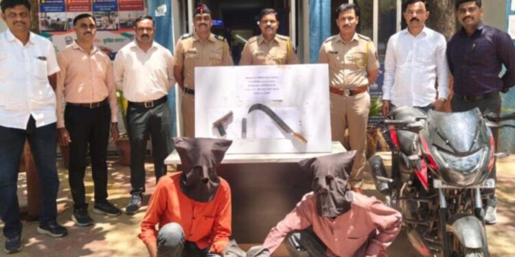 जळगाव पोलिसांचा थरार! फिल्मी स्टाईल पाठलाग करून दोघांना केलं जेरबंद; गावठी कट्टा अन् कोयता जप्त