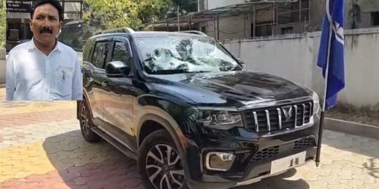 दिवसाढवळ्या मुकुंद सपकाळेंवर जीवघेणा हल्ला ; चारचाकीची तोडफोड, घटनेनं जळगावात खळबळ