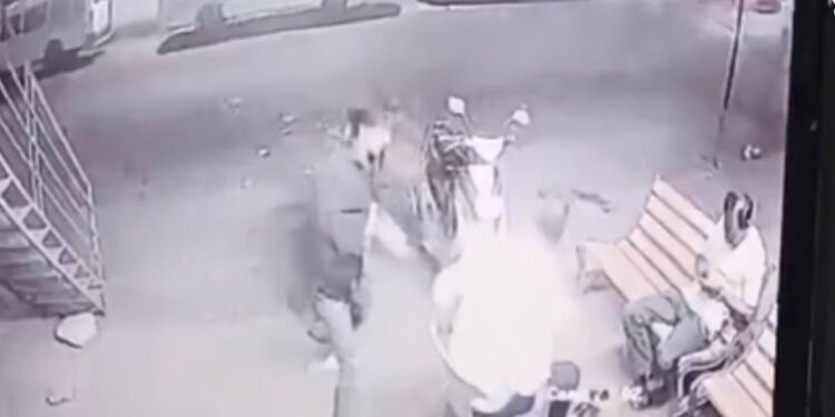 नाशिक हादरले ! शिंदेंच्या शिवसेना नेत्यावर कोयत्याने हल्ला, घटनेचा थरार व्हिडिओ समोर