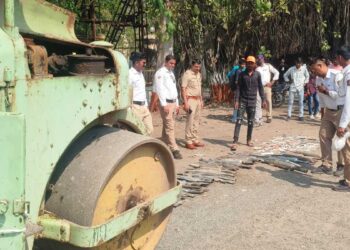 बुलेटचा ‘फटाका’ वाजवणाऱ्यांना जळगाव पोलिसांचा दणका; शेकडो बुलेटच्या सायलेन्सर व नंबर प्लेट्सवर फिरवला रोड रोलर!