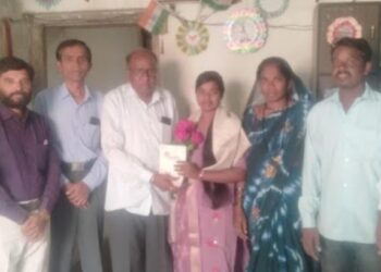 बापाच्या घामाचं चीज झालं! वीटभट्टी मजुराची मुलगी बनली गावची पहिली महिला पोलीस