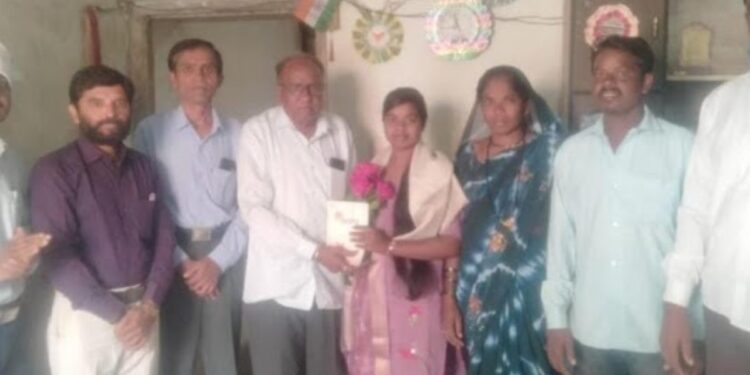 बापाच्या घामाचं चीज झालं! वीटभट्टी मजुराची मुलगी बनली गावची पहिली महिला पोलीस