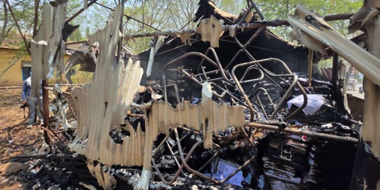 जळगाव पोलीस मुख्यालयात भीषण आग; पोलिसांचे महत्त्वाचे साहित्य आणि कागदपत्रे जळून खाक