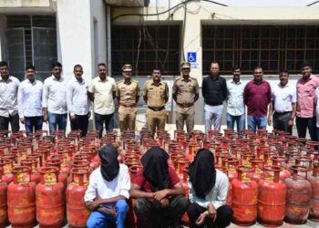 गॅस सिलिंडर चोरणारी टोळी जेरबंद; तिघांना अटक, ४.२७ लाखाचा मुद्देमाल जप्त