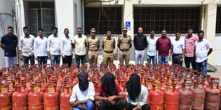 गॅस सिलिंडर चोरणारी टोळी जेरबंद; तिघांना अटक, ४.२७ लाखाचा मुद्देमाल जप्त