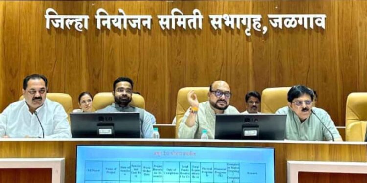 उन्हाळ्यात वीज-पाणी तोडाल तर याद राखा! पालकमंत्री गुलाबराव पाटील यांचा अधिकाऱ्यांना कडक इशारा