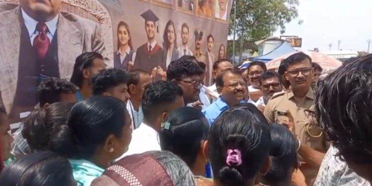 शिरसोलीत महापुरुषाचे बॅनर फाडल्याने समाजबांधव आक्रमक