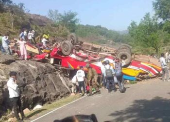 भीषण अपघात ! प्रवाशांनी खच्चून भरलेली बस पलटली, 17 जणांचा मृत्यू, अनेक जखमी