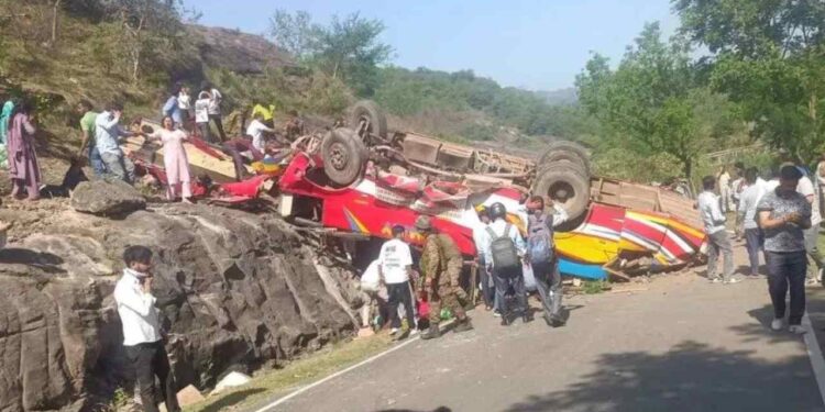 भीषण अपघात ! प्रवाशांनी खच्चून भरलेली बस पलटली, 17 जणांचा मृत्यू, अनेक जखमी