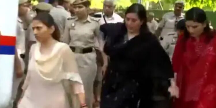 संसदेच्या आवारातील आंदोलन भोवलं! केंद्रीय मंत्री रक्षा खडसेंसह महिला खासदार पोलिसांच्या ताब्यात