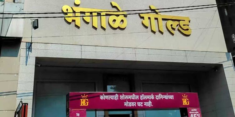 जळगाव मनपाचा अनधिकृत होर्डिंगवर ‘सर्जिकल स्ट्राईक’; ‘भंगाळे गोल्ड’ला ६० हजारांचा दंड