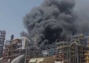 ऐतिहासिक रिफायनरी प्रकल्पाला भीषण आग; पंतप्रधान मोदींच्या हस्ते उद्या होणार होतं उद्घाटन