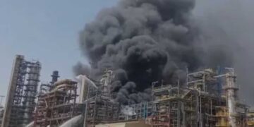 ऐतिहासिक रिफायनरी प्रकल्पाला भीषण आग; पंतप्रधान मोदींच्या हस्ते उद्या होणार होतं उद्घाटन