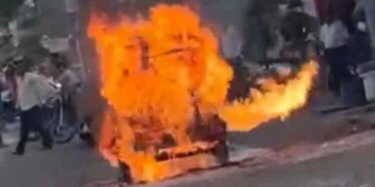 भुसावळमध्ये भट्टीजवळ उभी रिक्षा पेटली; मोठे नुकसान, सुदैवाने जीवितहानी टळली