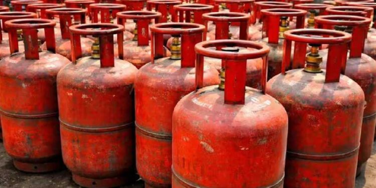 एकीकडे गॅस टंचाई, दुसरीकडे मोठी चोरी! फैजपुरात गोदामातून १०० भरलेले सिलिंडर लंपास