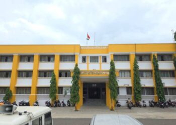 ८ कर्मचारी निलंबित, ५ निवृत्त अधिकाऱ्यांचीही चौकशी..; नंदुरबारच्या जिल्हाधिकाऱ्यांच्या कारवाईने खळबळ, नेमकं प्रकरण काय?