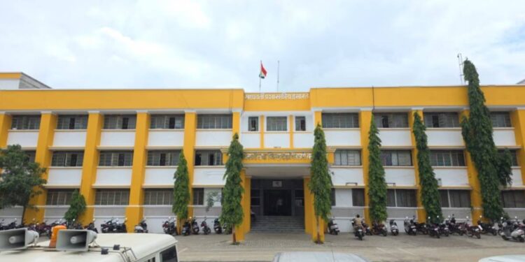 ८ कर्मचारी निलंबित, ५ निवृत्त अधिकाऱ्यांचीही चौकशी..; नंदुरबारच्या जिल्हाधिकाऱ्यांच्या कारवाईने खळबळ, नेमकं प्रकरण काय?