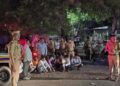 रस्त्यावर दारू पिणाऱ्या तळीरामांवर जळगाव पोलिसांची कारवाई