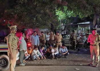 रस्त्यावर दारू पिणाऱ्या तळीरामांवर जळगाव पोलिसांची कारवाई