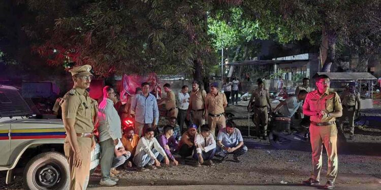 रस्त्यावर दारू पिणाऱ्या तळीरामांवर जळगाव पोलिसांची कारवाई