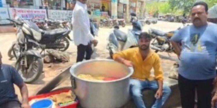 जळगावात हॉकर्सचा आक्रोश! कोणतीही पूर्वसूचना गाड्यासह साहित्य जप्त