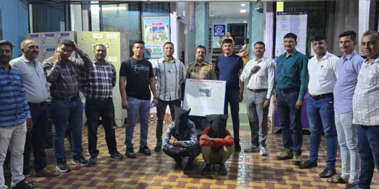 जळगाव जिल्ह्यात वेगवेगळ्या कारवायांमध्ये २ गावठी पिस्तूल व जिवंत काडतुसासह तिघे जेरबंद