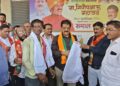 मंत्री गिरीश महाजनांच्या वाढदिवसानिमित्त आ.राजू मामा भोळे यांच्या हस्ते कामगारांना रुमालांचे वितरण