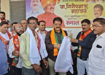 मंत्री गिरीश महाजनांच्या वाढदिवसानिमित्त आ.राजू मामा भोळे यांच्या हस्ते कामगारांना रुमालांचे वितरण