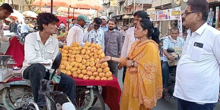 जळगावात प्लास्टिक विक्रेत्यांवर मनपाचा सर्जिकल स्ट्राईक; महापौर स्वतः मैदानात, दुकानांना मोठा दंड!