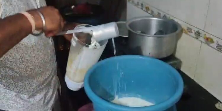 बापरे! धरणगावात पामोलिन तेलापासून बनवले जायचे ‘कृत्रिम दूध’; अन्न सुरक्षा विभागाच्या धाडीत रॅकेट उद्ध्वस्त